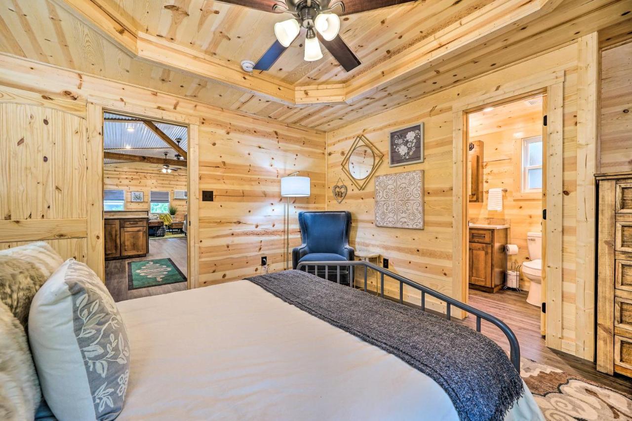 Stylish Cabin By Beavers Bend Hot Tub And Fire Pit Брокен-Боу Экстерьер фото